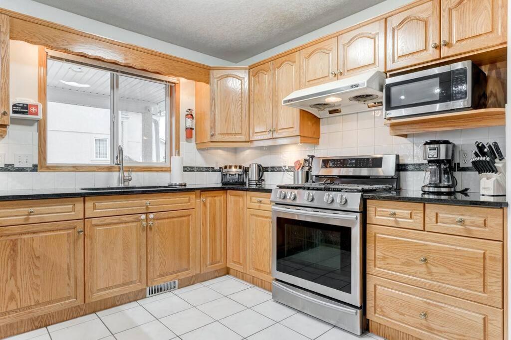 Coral Springs Lakefront Retreat * Calgary