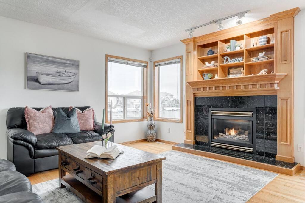 Coral Springs Lakefront Retreat Holiday home Calgary