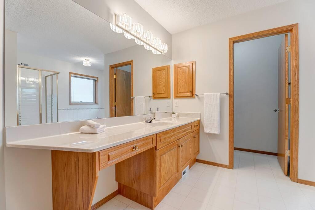 Coral Springs Lakefront Retreat *