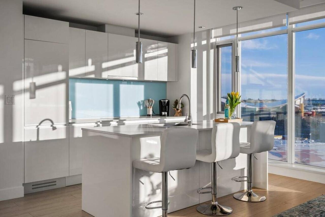 Luxury On The 9th Floor Near Stampede, Complimentary Wine, 2 Car Ug Parking
