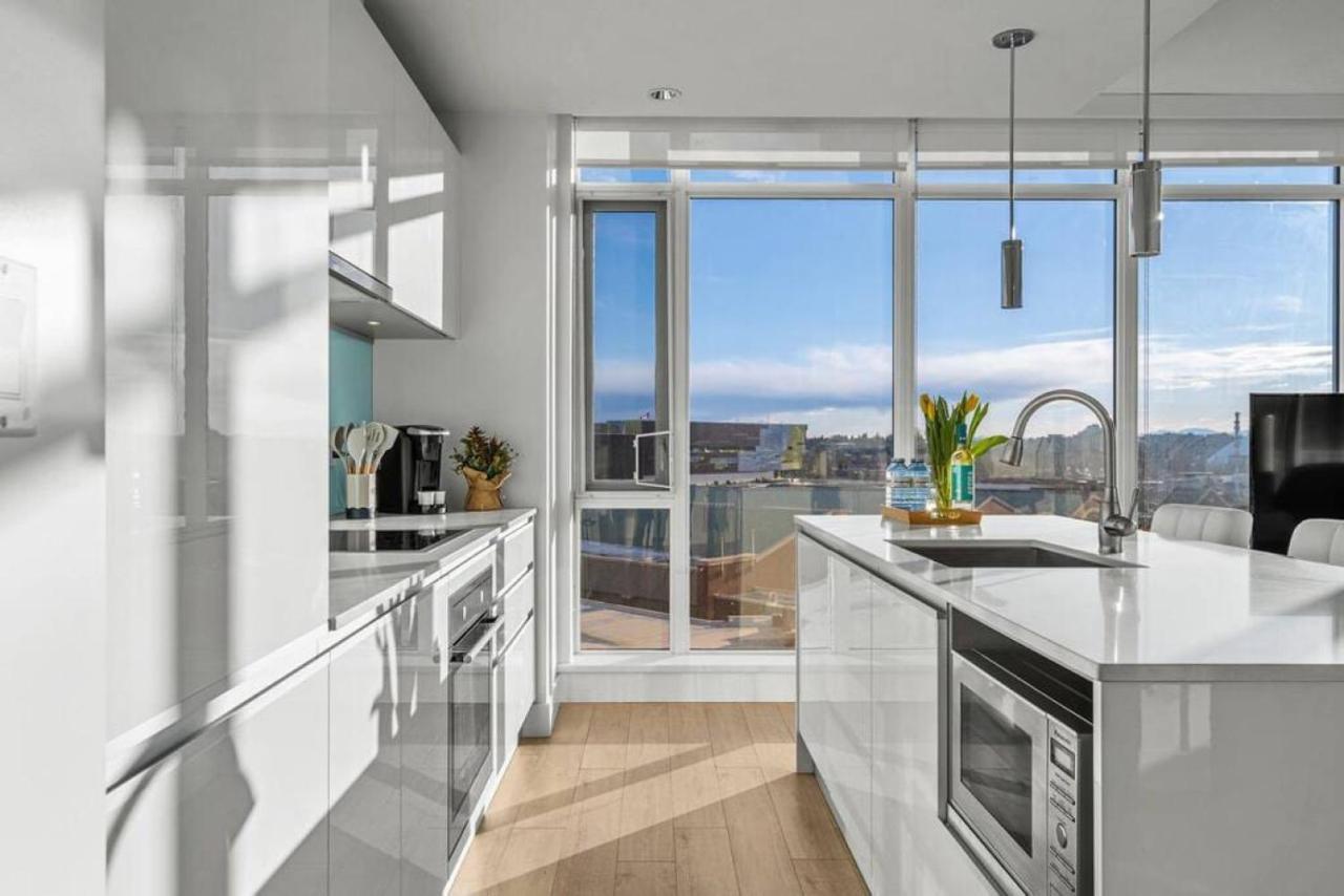 Luxury On The 9th Floor Near Stampede, Complimentary Wine, 2 Car Ug Parking Apartment Calgary