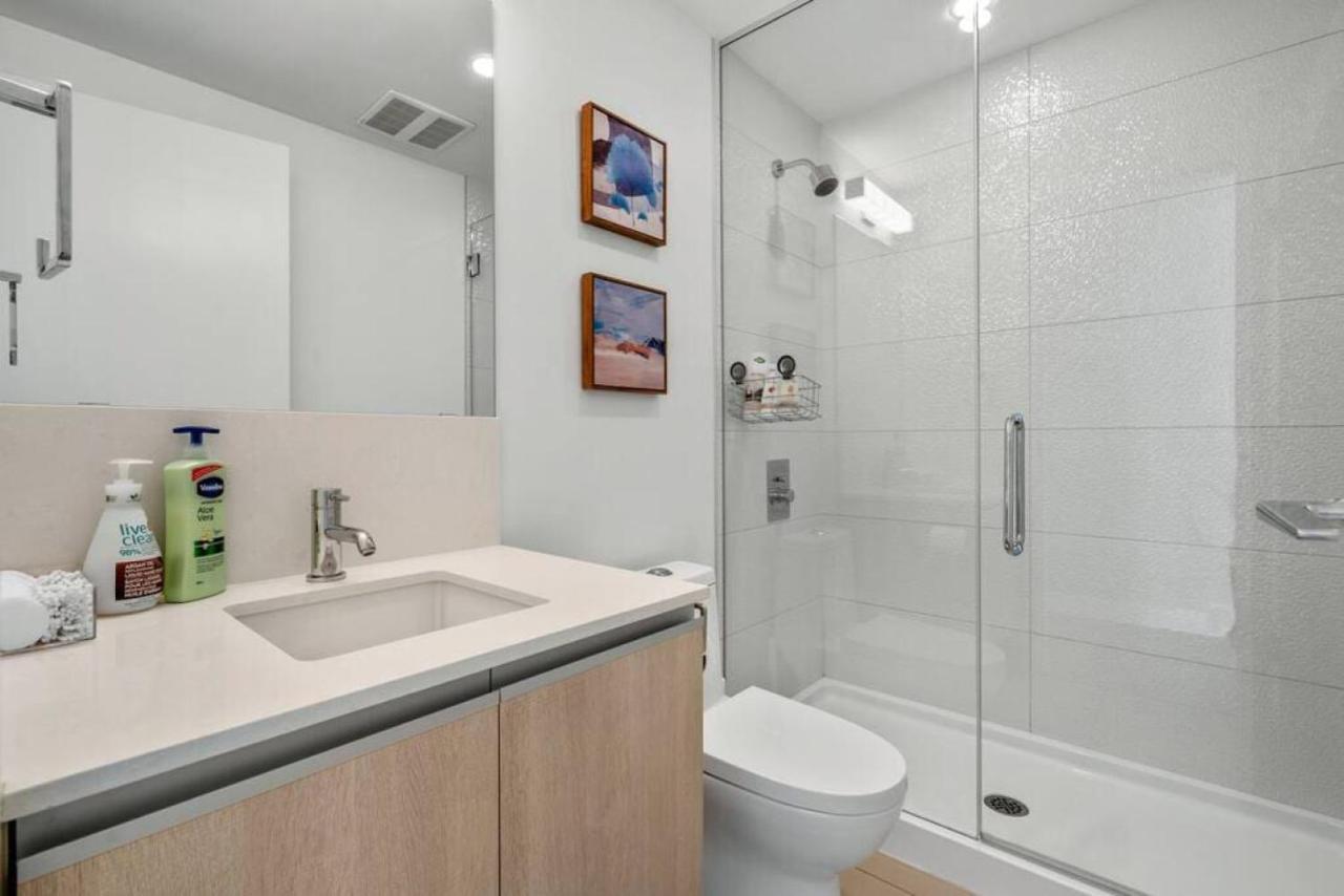 Luxury On The 9th Floor Near Stampede, Complimentary Wine, 2 Car Ug Parking