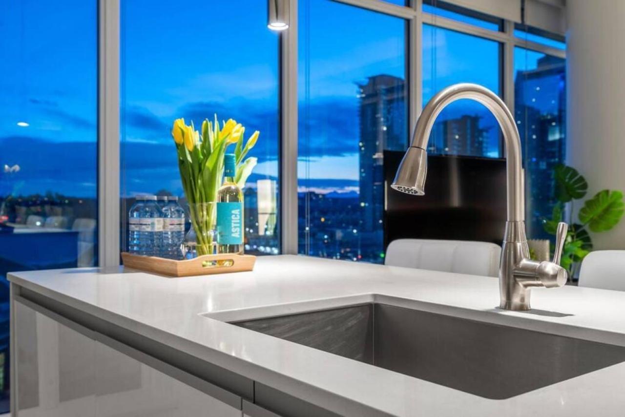 Luxury On The 9th Floor Near Stampede, Complimentary Wine, 2 Car Ug Parking Apartment Calgary