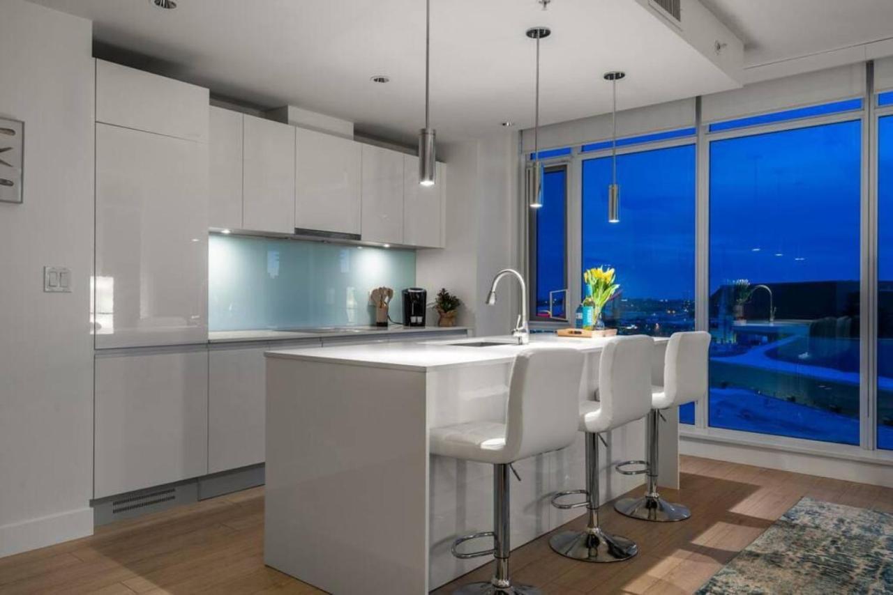 Apartment Luxury On The 9th Floor Near Stampede, Complimentary Wine, 2 Car Ug Parking *