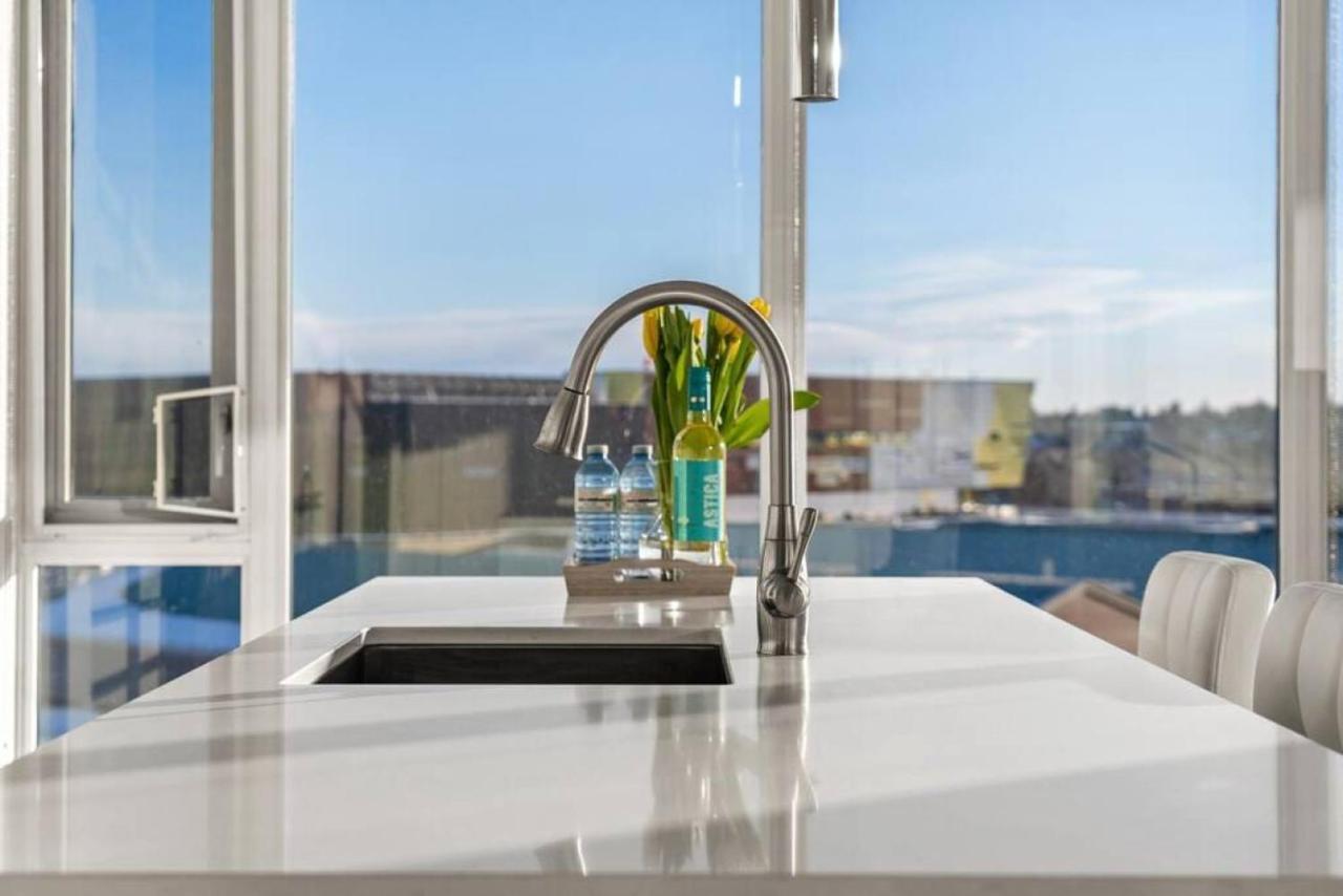Luxury On The 9th Floor Near Stampede, Complimentary Wine, 2 Car Ug Parking Apartment