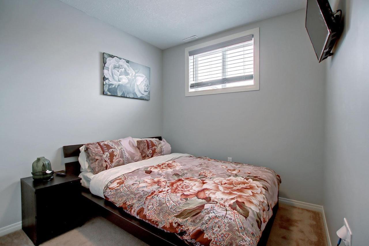 Comfortable & Spacious Basement With Workstation In Panorama Apartment