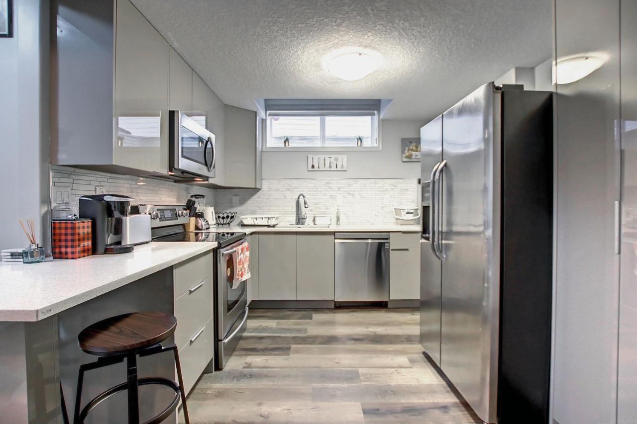 Comfortable & Spacious Basement With Workstation In Panorama Calgary