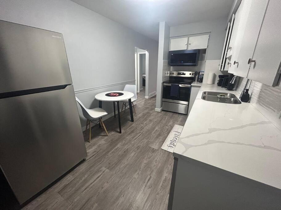 Cute Highland Park Upper B Unit