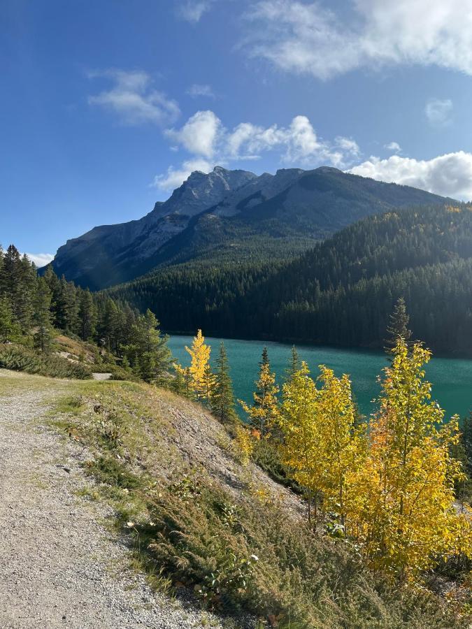 Entire4bedroomhomekingparkingkitchenwasherdryerfastwifi Holiday home Calgary