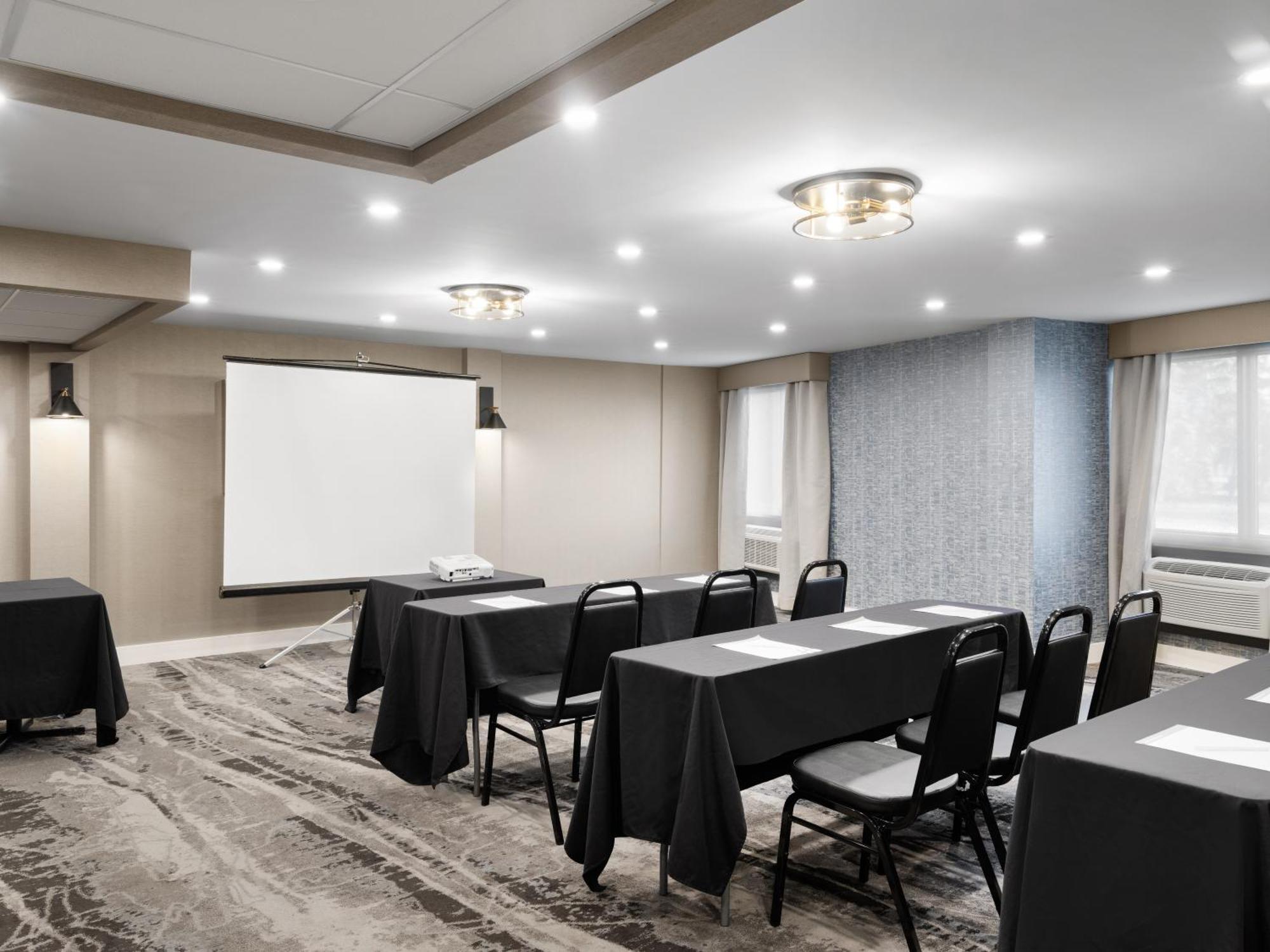 Airport By Ihg Hotel Calgary