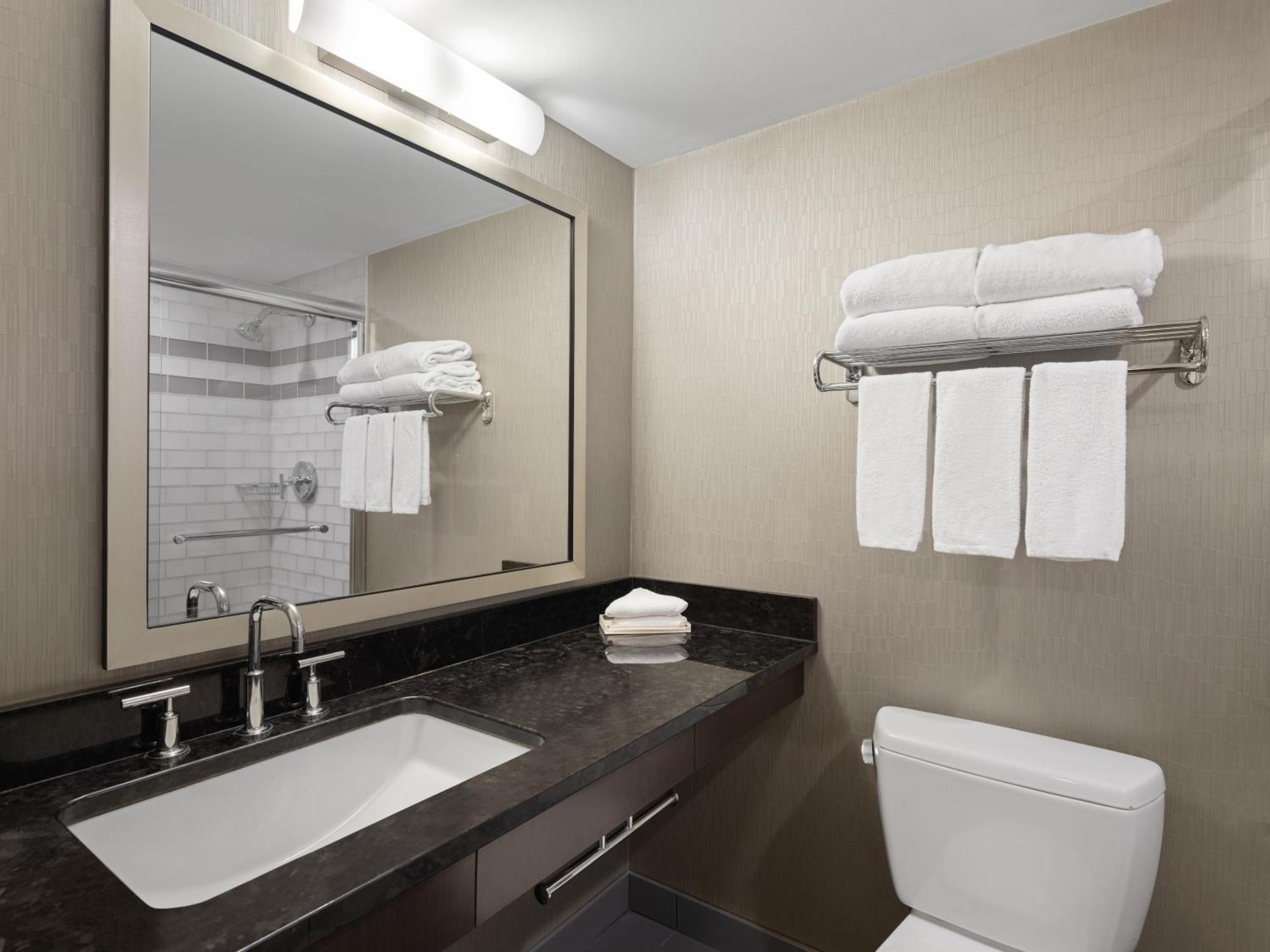 Hotel Airport By Ihg 3*