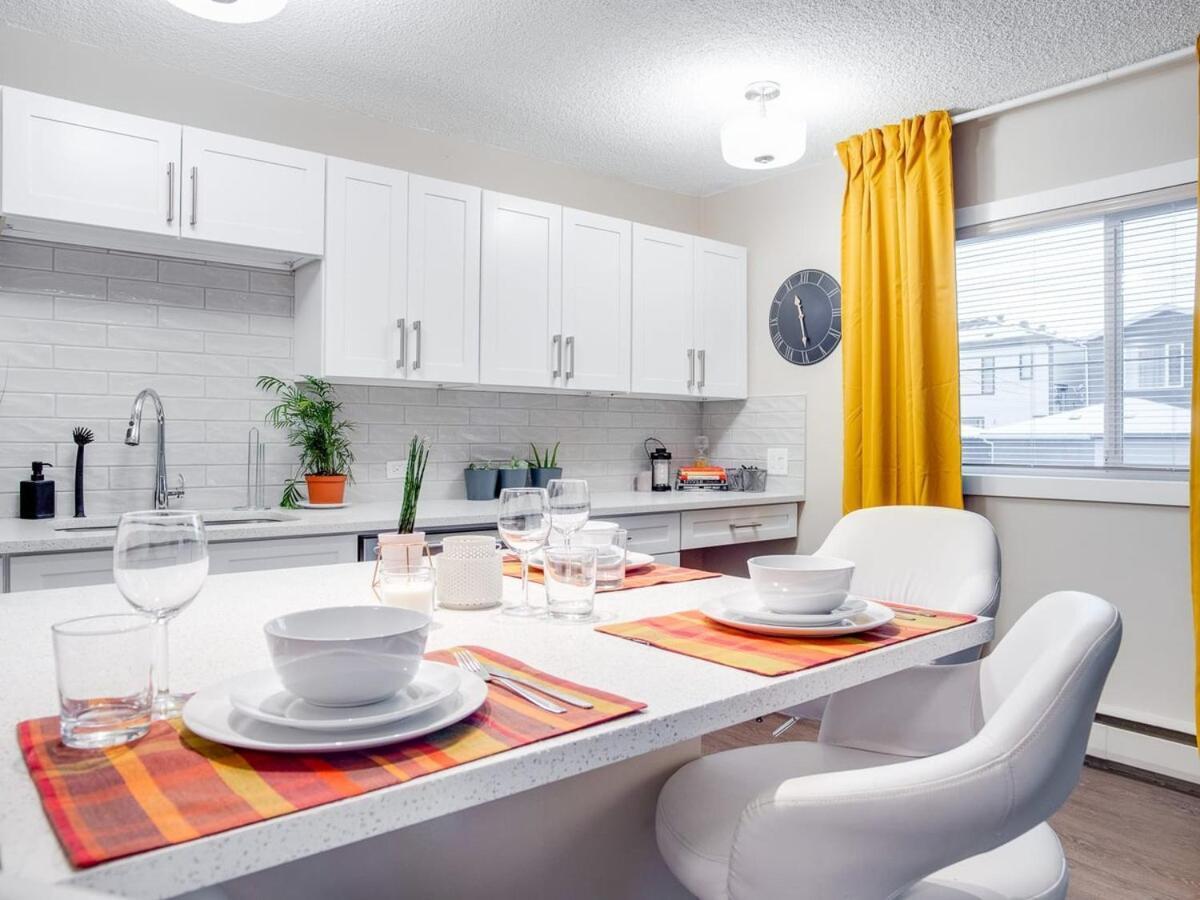 Gorgeous 2br W Parking Patio Coffee! Apartment Calgary