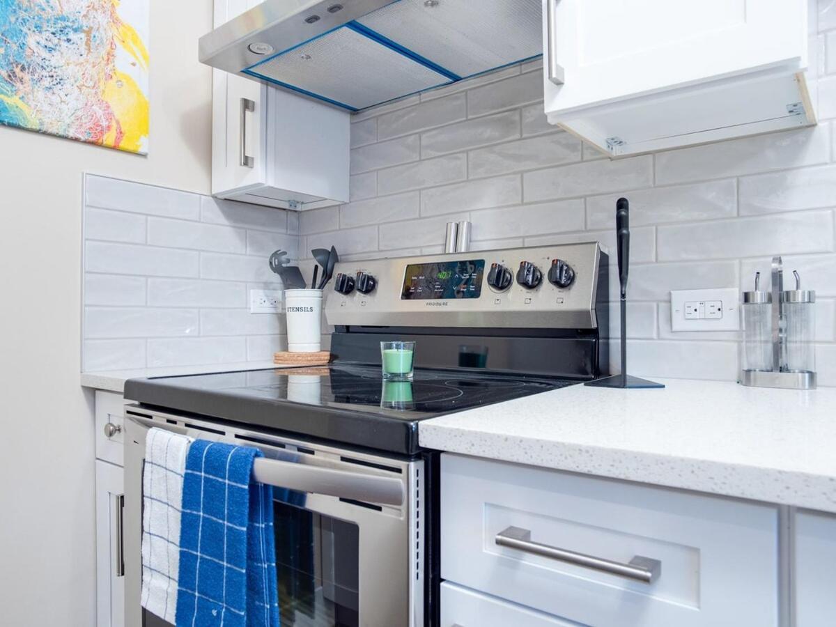 Gorgeous 2br W Parking Patio Coffee! Apartment *