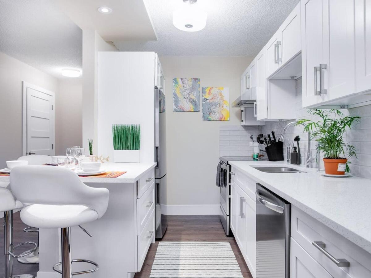 Apartment Gorgeous 2br W Parking Patio Coffee!