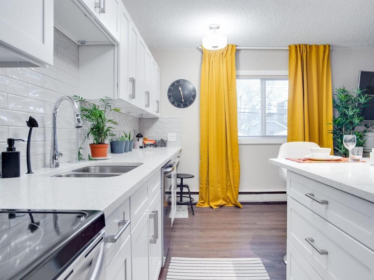 Gorgeous 2br W Parking Patio Coffee! Apartment Calgary