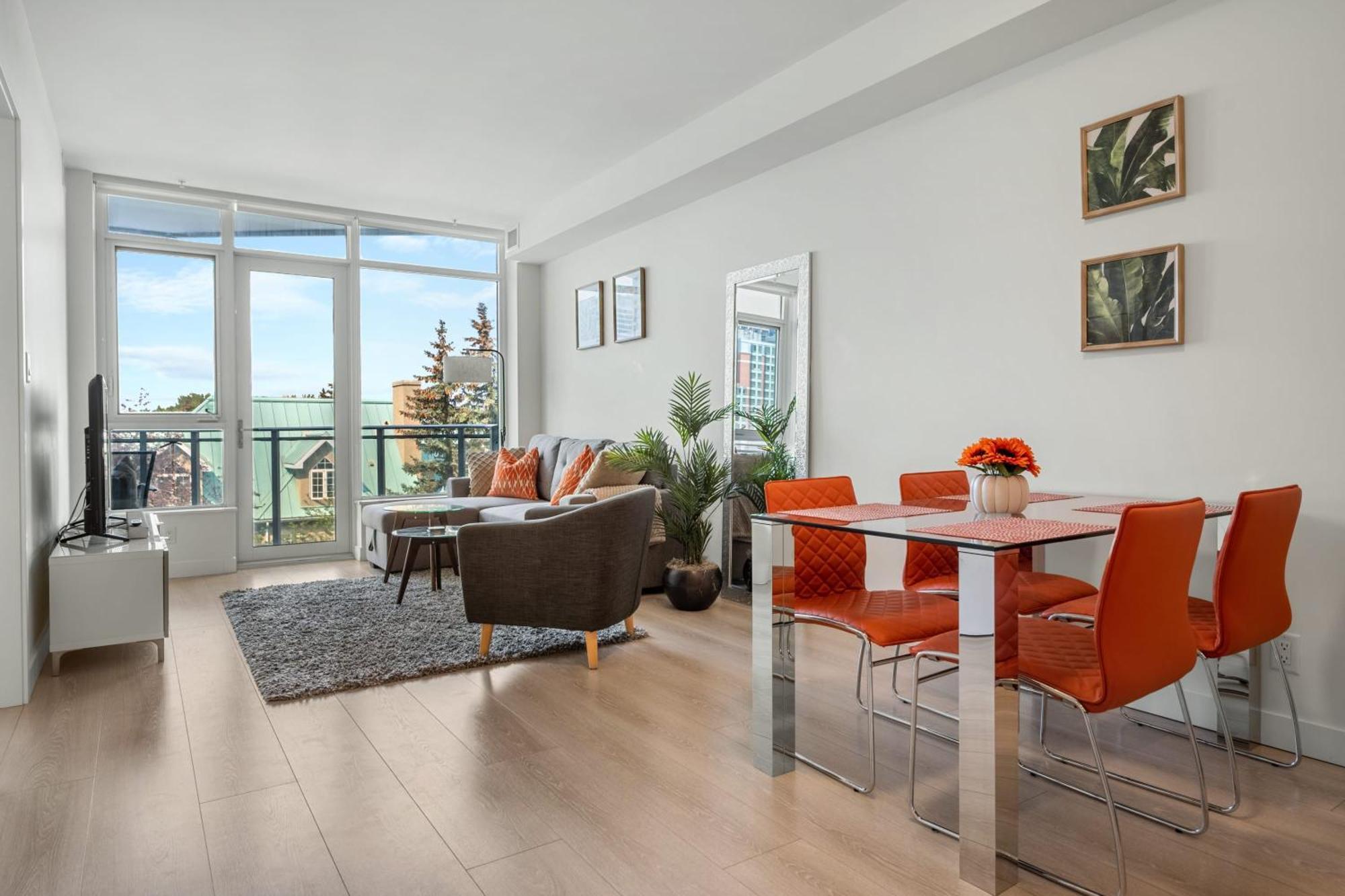 Guest Favorite Riverside Retreat- Walking Trails, Downtown Near Stampede! Free Banff Pass, Wine, Gym, Parking!