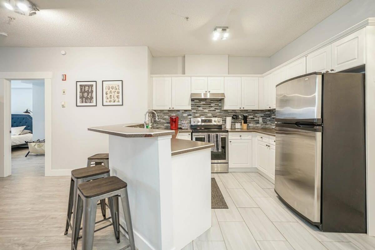 New Cozy 2 Bedrooms W Parking Apartment