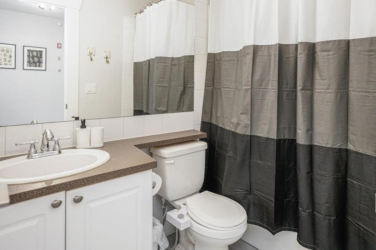 Apartment New Cozy 2 Bedrooms W Parking Calgary