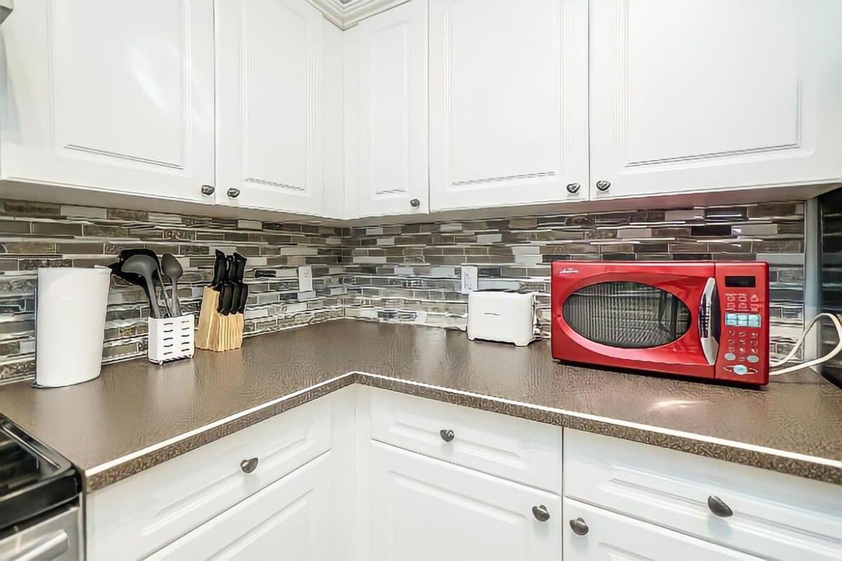 New Cozy 2 Bedrooms W Parking Apartment *