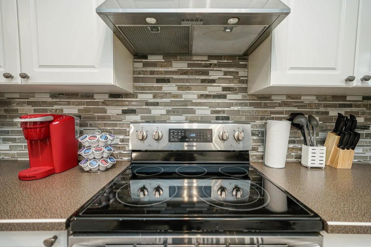New Cozy 2 Bedrooms W Parking * Calgary