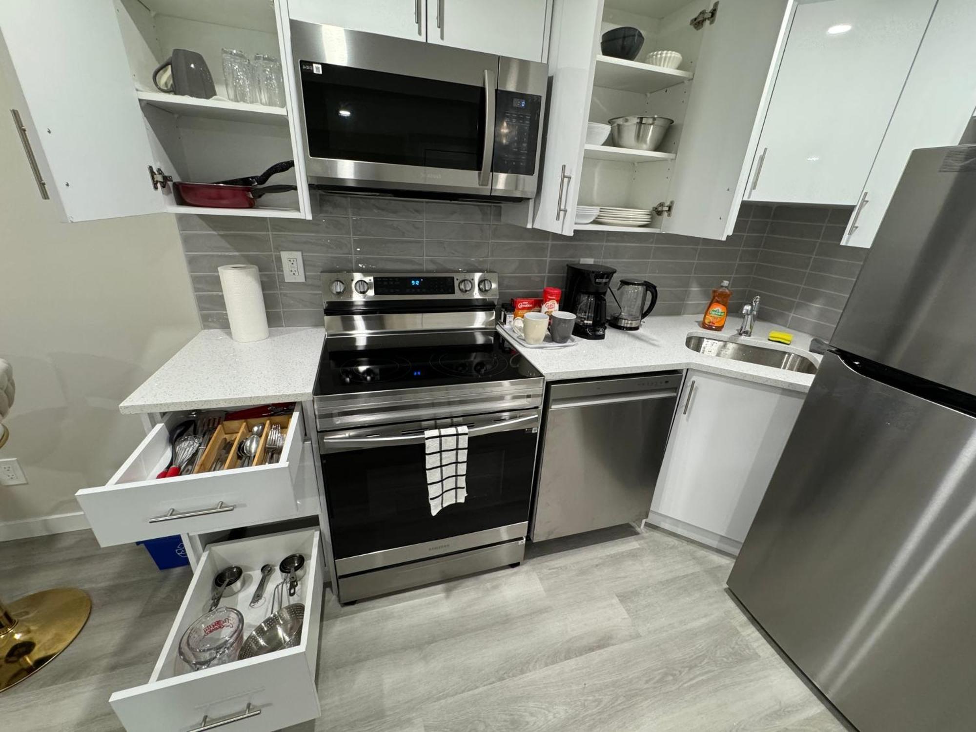 Apartment Brand New 2 Bedrooms Modern Guest With Separate Entrance Calgary