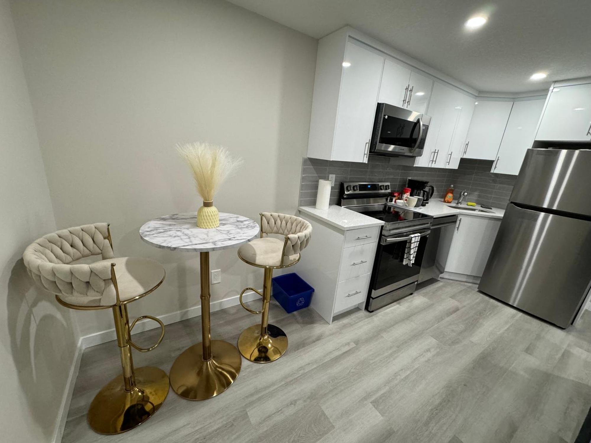 Brand New 2 Bedrooms Modern Guest With Separate Entrance * Calgary