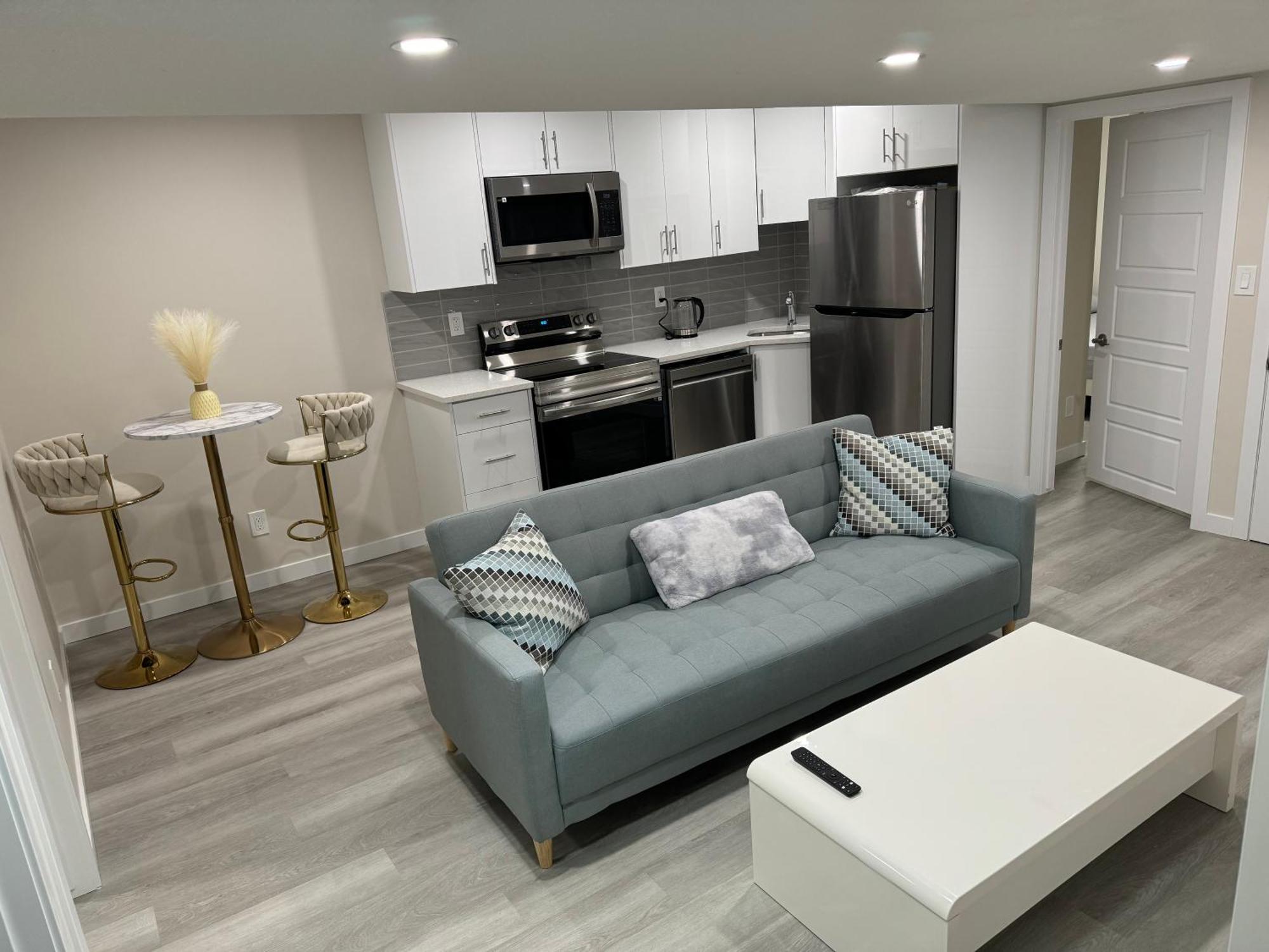 Brand New 2 Bedrooms Modern Guest With Separate Entrance *