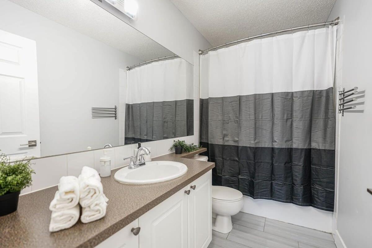 New Cozy 2 Bedrooms W Parking Apartment *