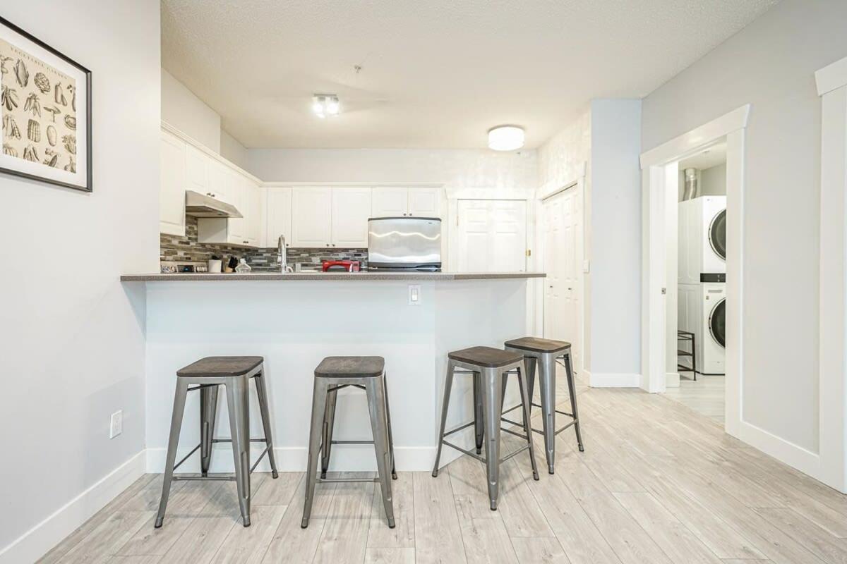 New Cozy 2 Bedrooms W Parking Apartment