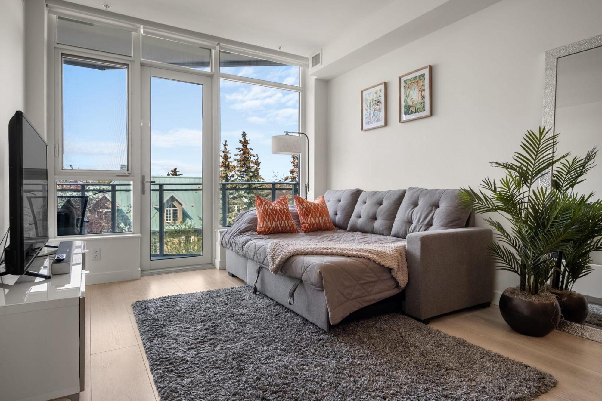 Guest Favorite Riverside Retreat- Walking Trails, Downtown Near Stampede! Free Banff Pass, Wine, Gym, Parking! * Calgary