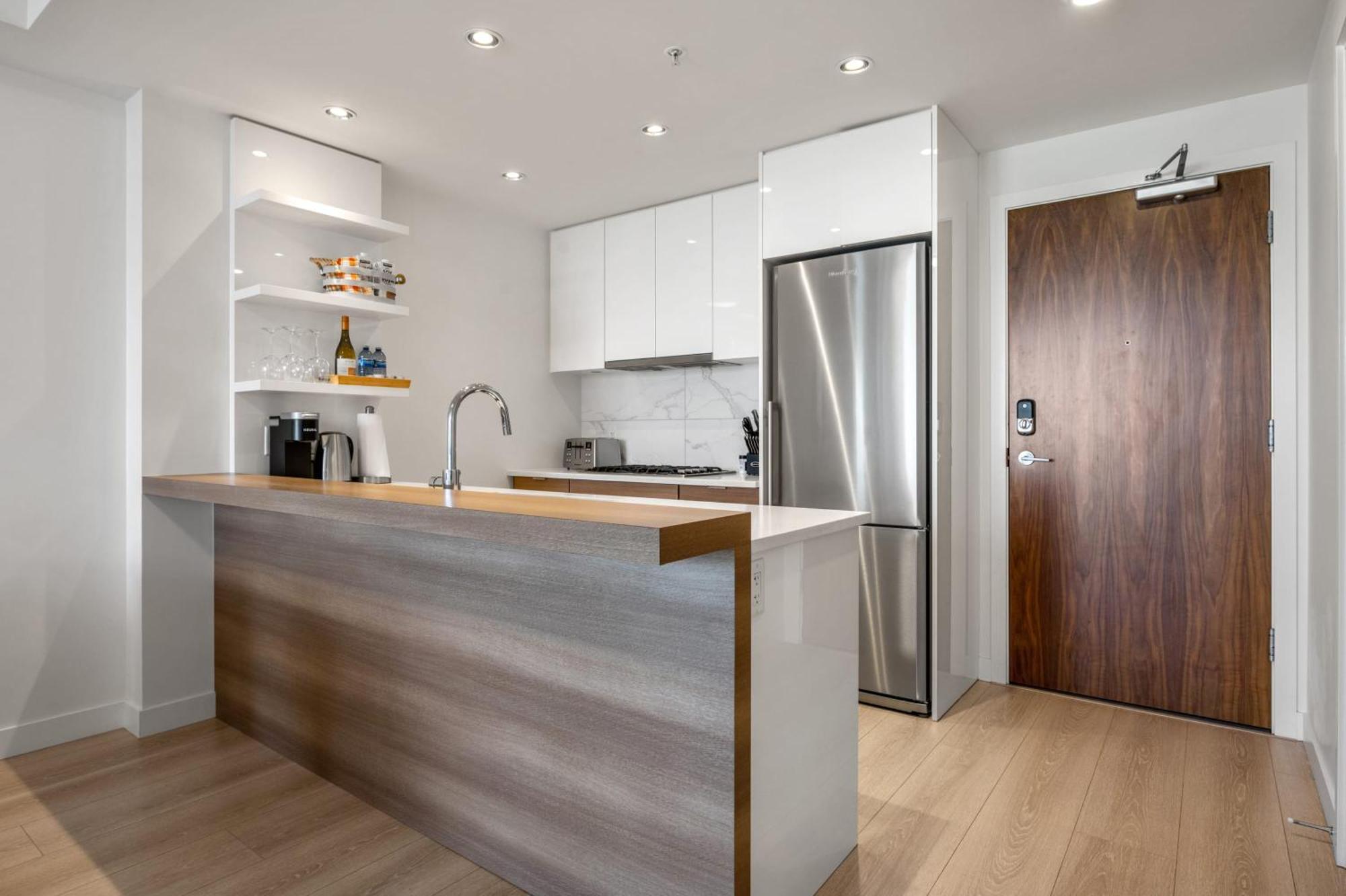 Apartment Guest Favorite Riverside Retreat- Walking Trails, Downtown Near Stampede! Free Banff Pass, Wine, Gym, Parking! Calgary