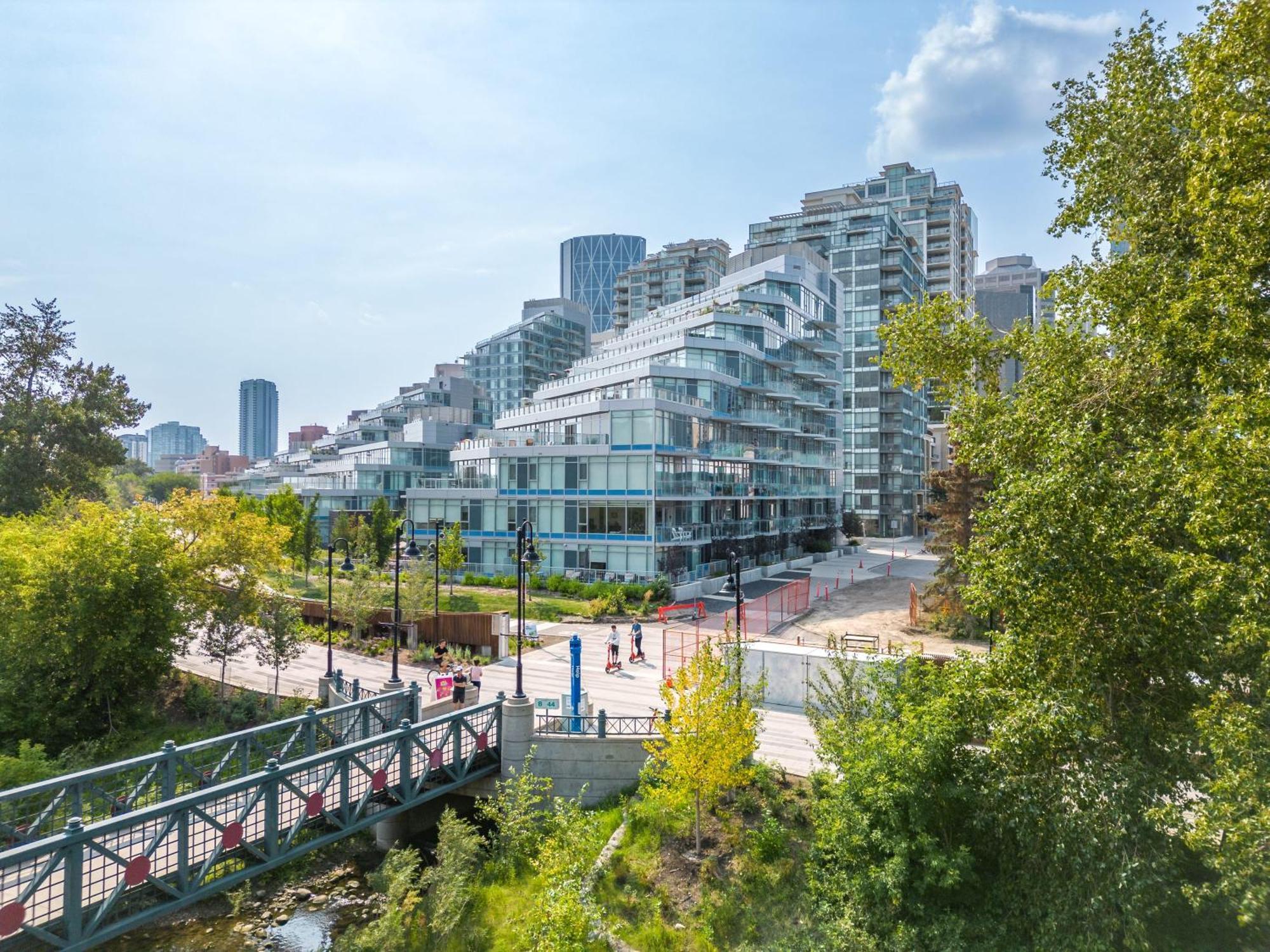 Apartment Guest Favorite Riverside Retreat- Walking Trails, Downtown Near Stampede! Free Banff Pass, Wine, Gym, Parking!