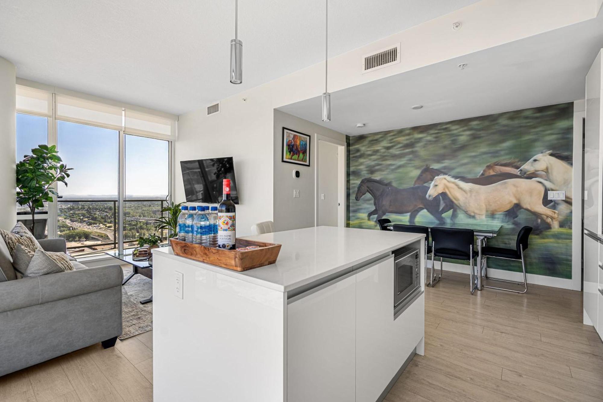 Stampede View Suites: 35th Floor Panorama With Banff Pass Calgary
