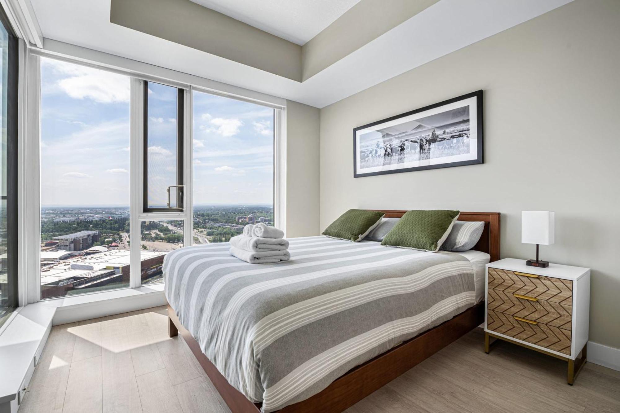 Stampede View Suites: 35th Floor Panorama With Banff Pass Holiday home Calgary