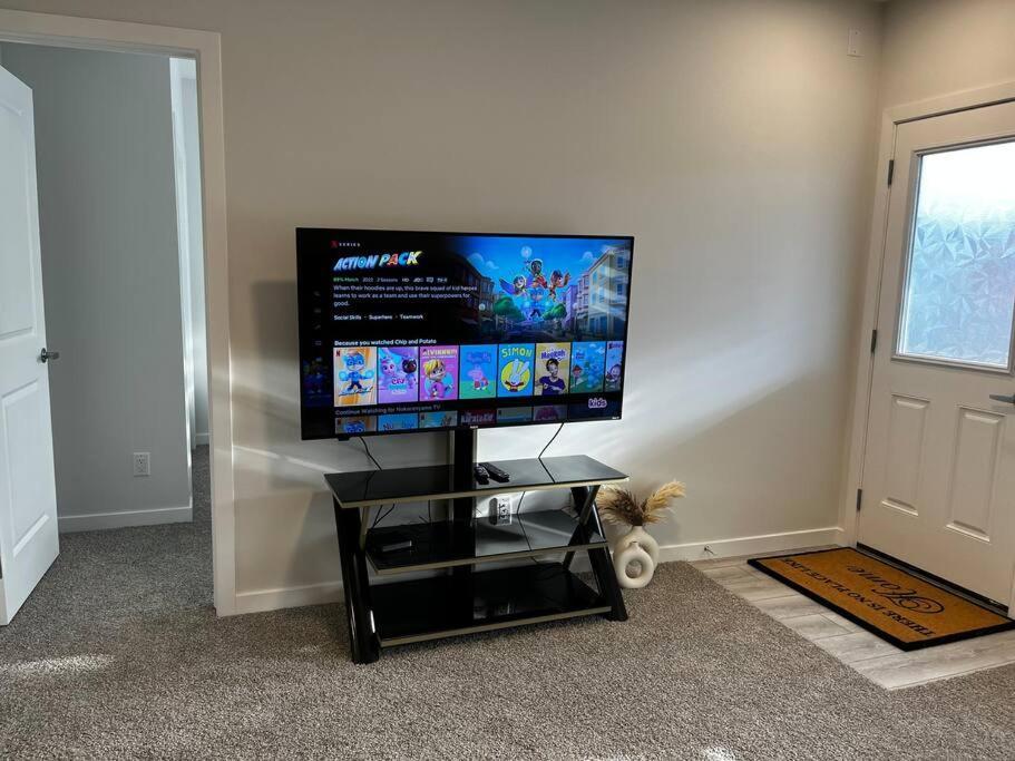 Brand New - Away From In Nw Apartment *