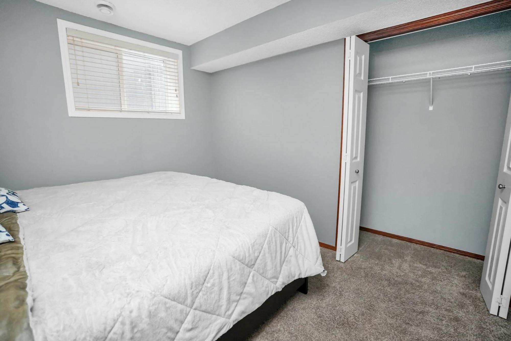 Cozy 2-bedroom Basement Retreat Apartment *