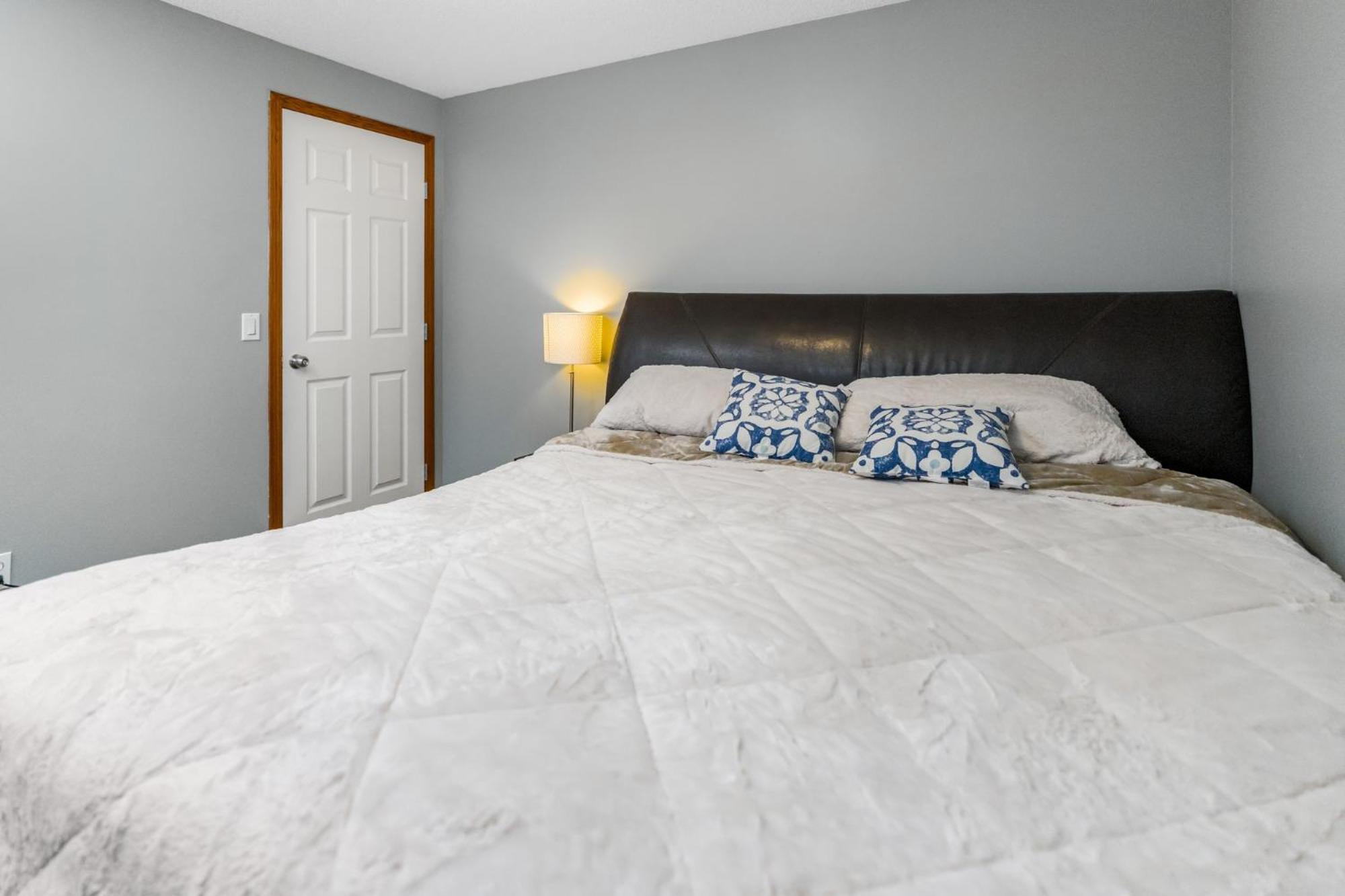 Cozy 2-bedroom Basement Retreat Apartment Calgary