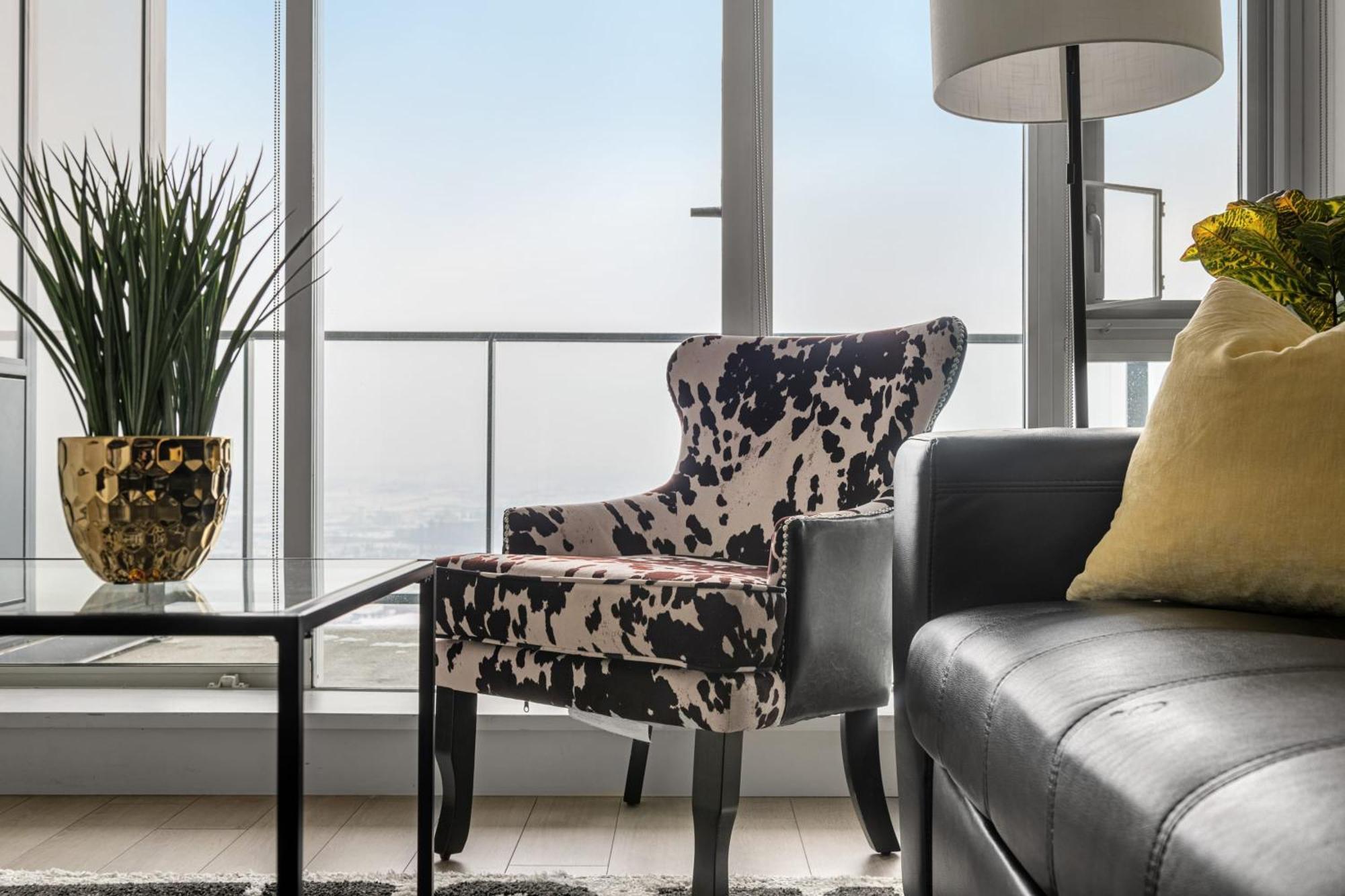 Stunning 34th Floor Views, Prime Downtown Location - Near Stampede, Casino, Bars! Free Banff Pass, Parking, Wine! *