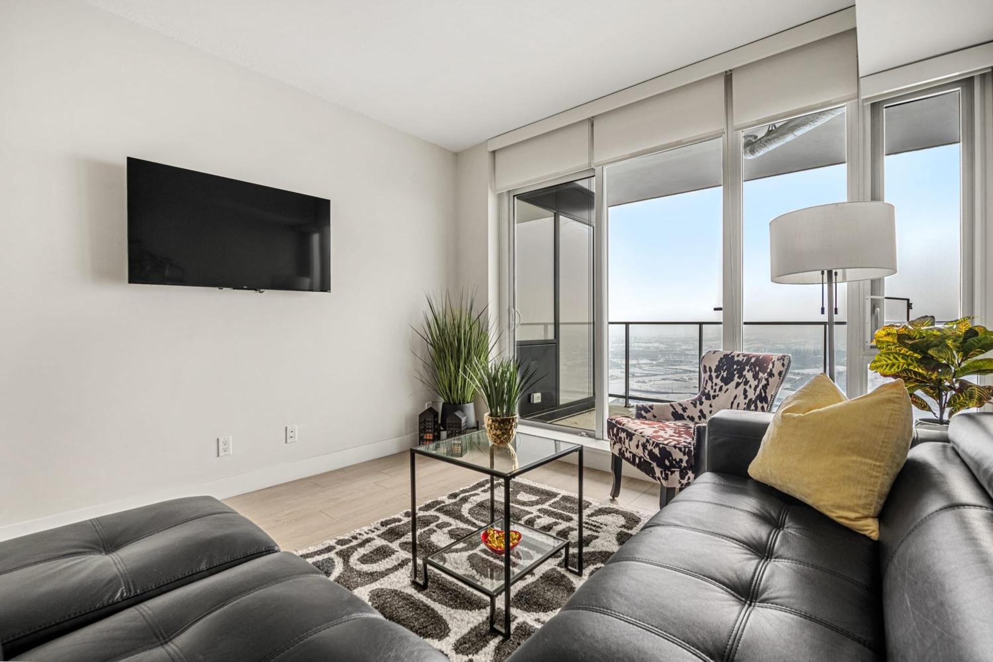 Holiday home Stunning 34th Floor Views, Prime Downtown Location - Near Stampede, Casino, Bars! Free Banff Pass, Parking, Wine! *