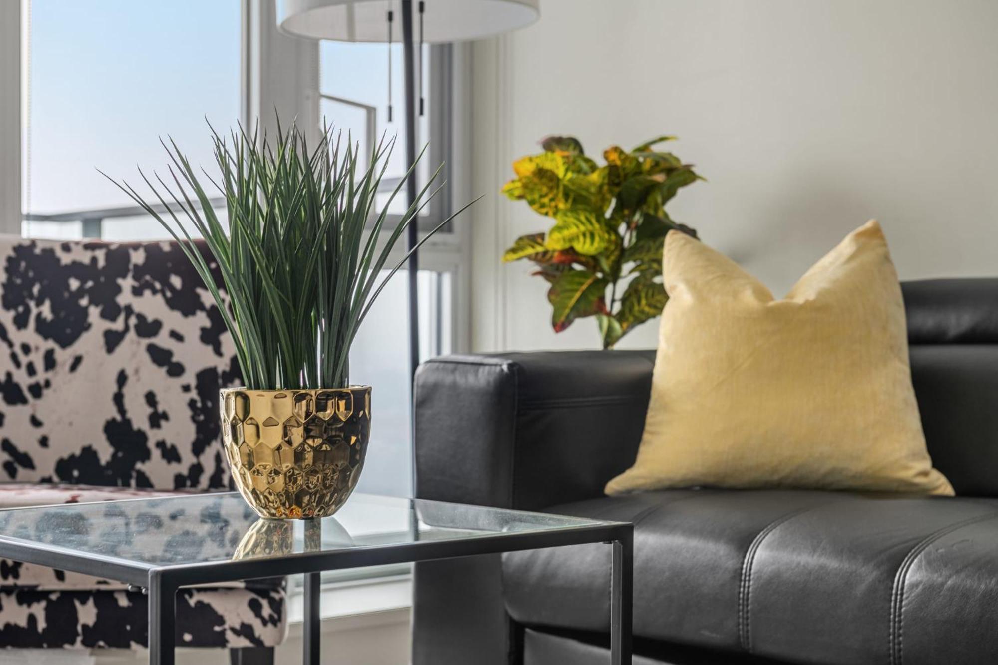 Holiday home Stunning 34th Floor Views, Prime Downtown Location - Near Stampede, Casino, Bars! Free Banff Pass, Parking, Wine!