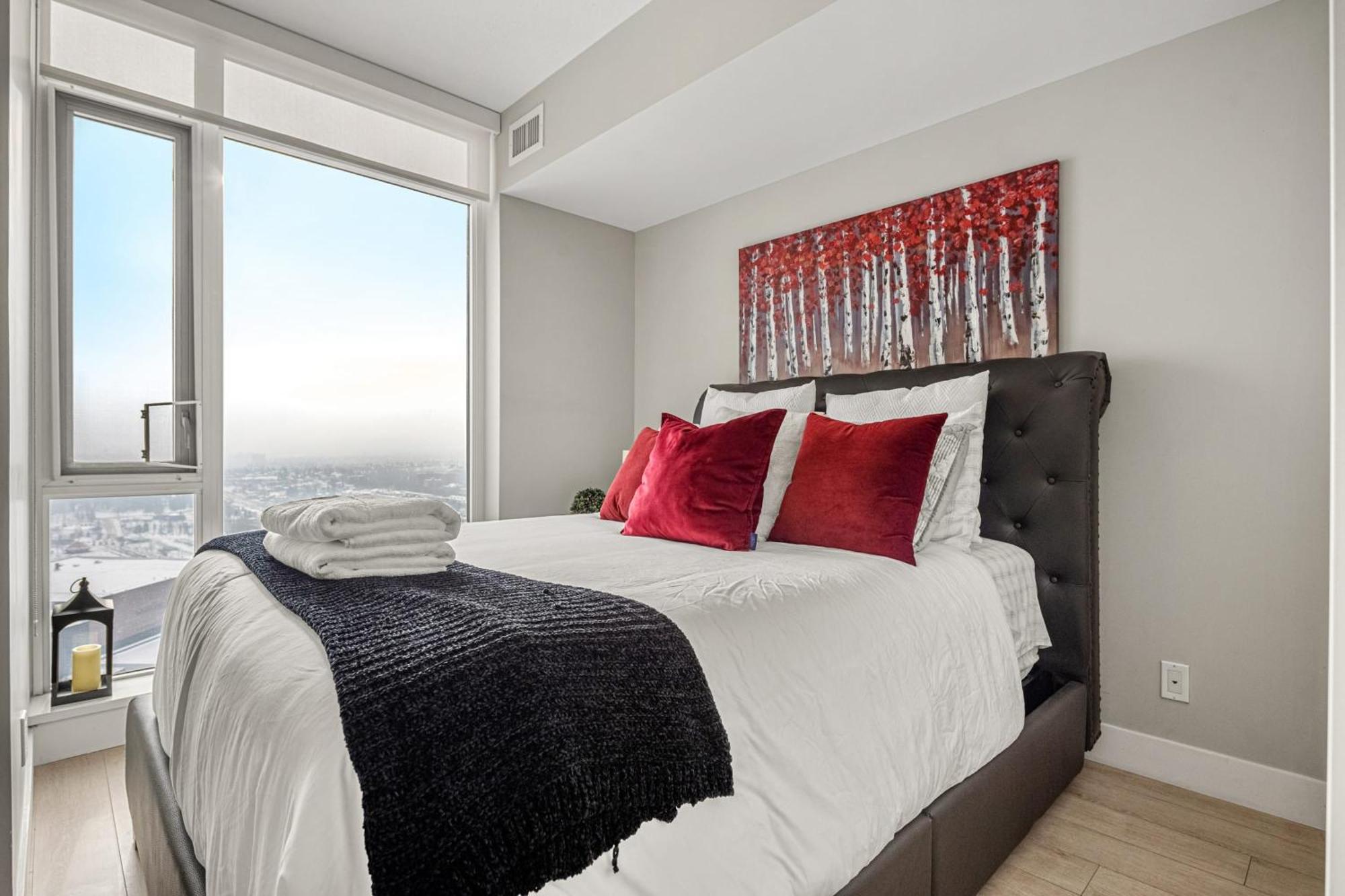 Stunning 34th Floor Views, Prime Downtown Location - Near Stampede, Casino, Bars! Free Banff Pass, Parking, Wine!