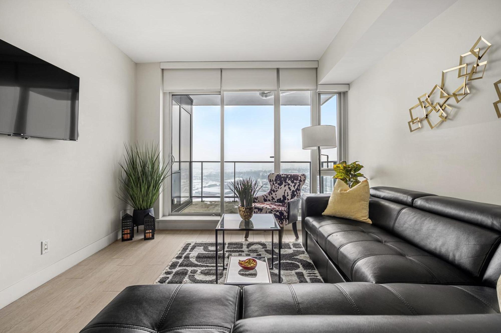 Holiday home Stunning 34th Floor Views, Prime Downtown Location - Near Stampede, Casino, Bars! Free Banff Pass, Parking, Wine!