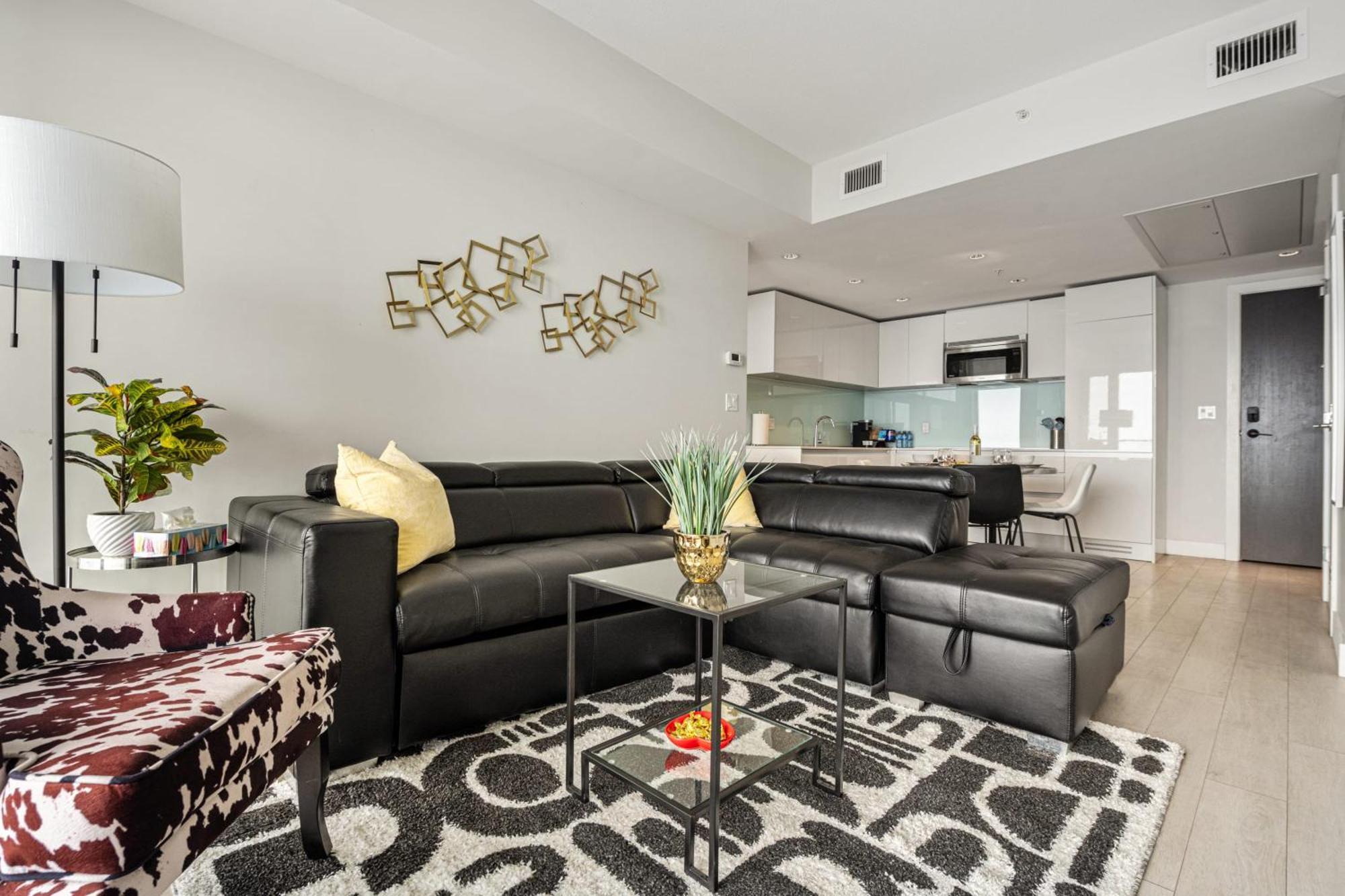 Stunning 34th Floor Views, Prime Downtown Location - Near Stampede, Casino, Bars! Free Banff Pass, Parking, Wine! Holiday home *