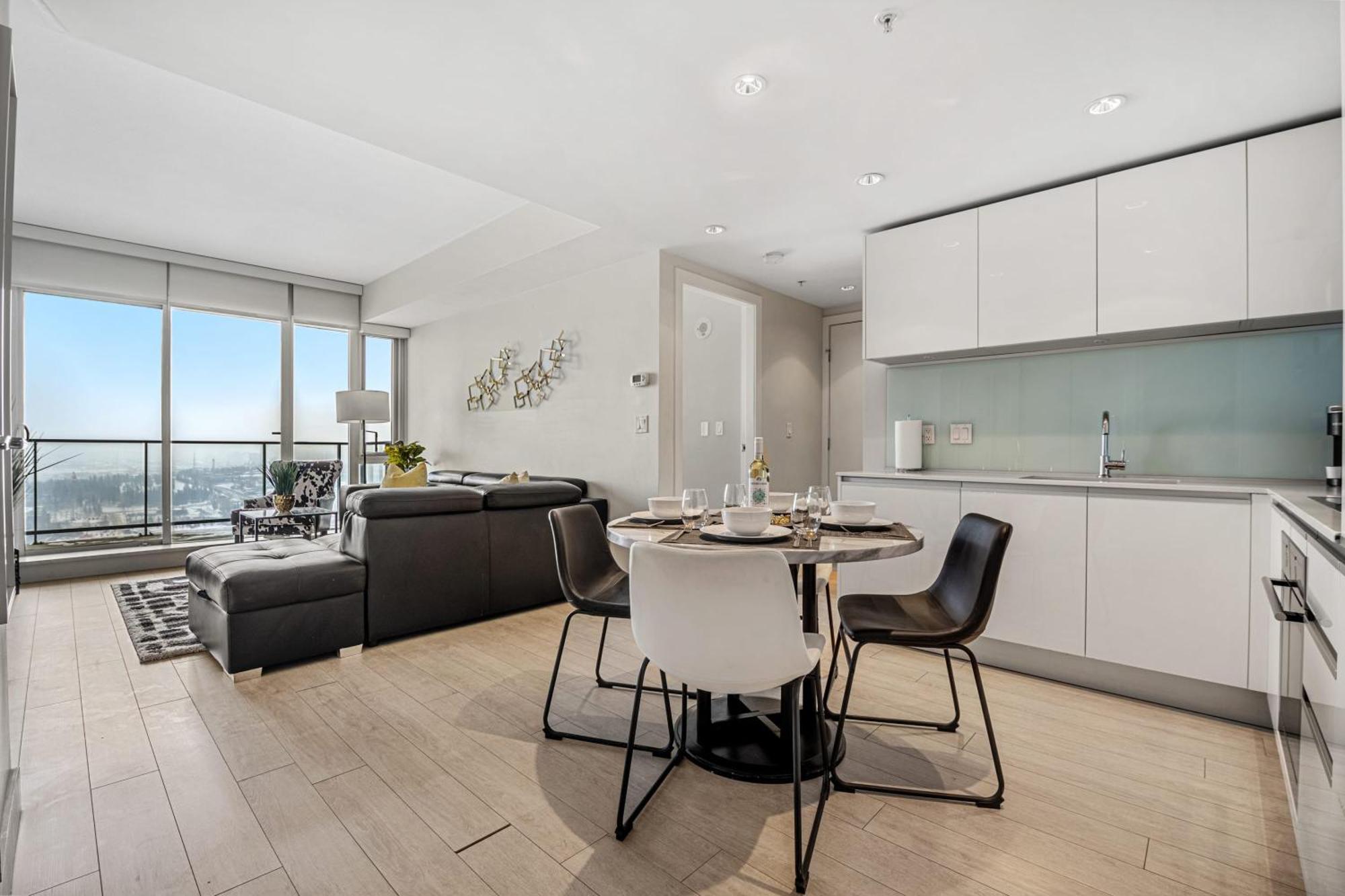 Stunning 34th Floor Views, Prime Downtown Location - Near Stampede, Casino, Bars! Free Banff Pass, Parking, Wine! Holiday home Calgary