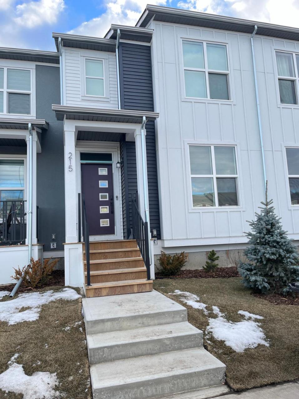 Private Entire Townhouse Retreat Close To Guest house Calgary