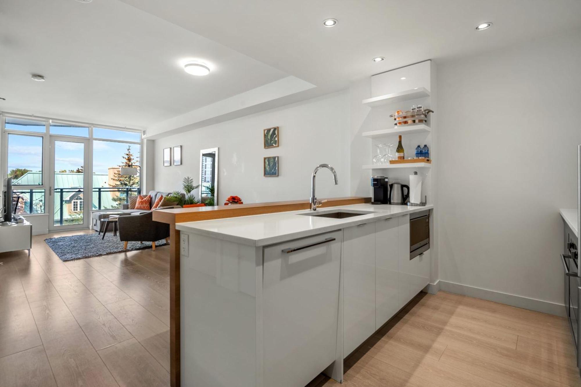 Guest Favorite Riverside Retreat- Walking Trails, Downtown Near Stampede! Free Banff Pass, Wine, Gym, Parking!