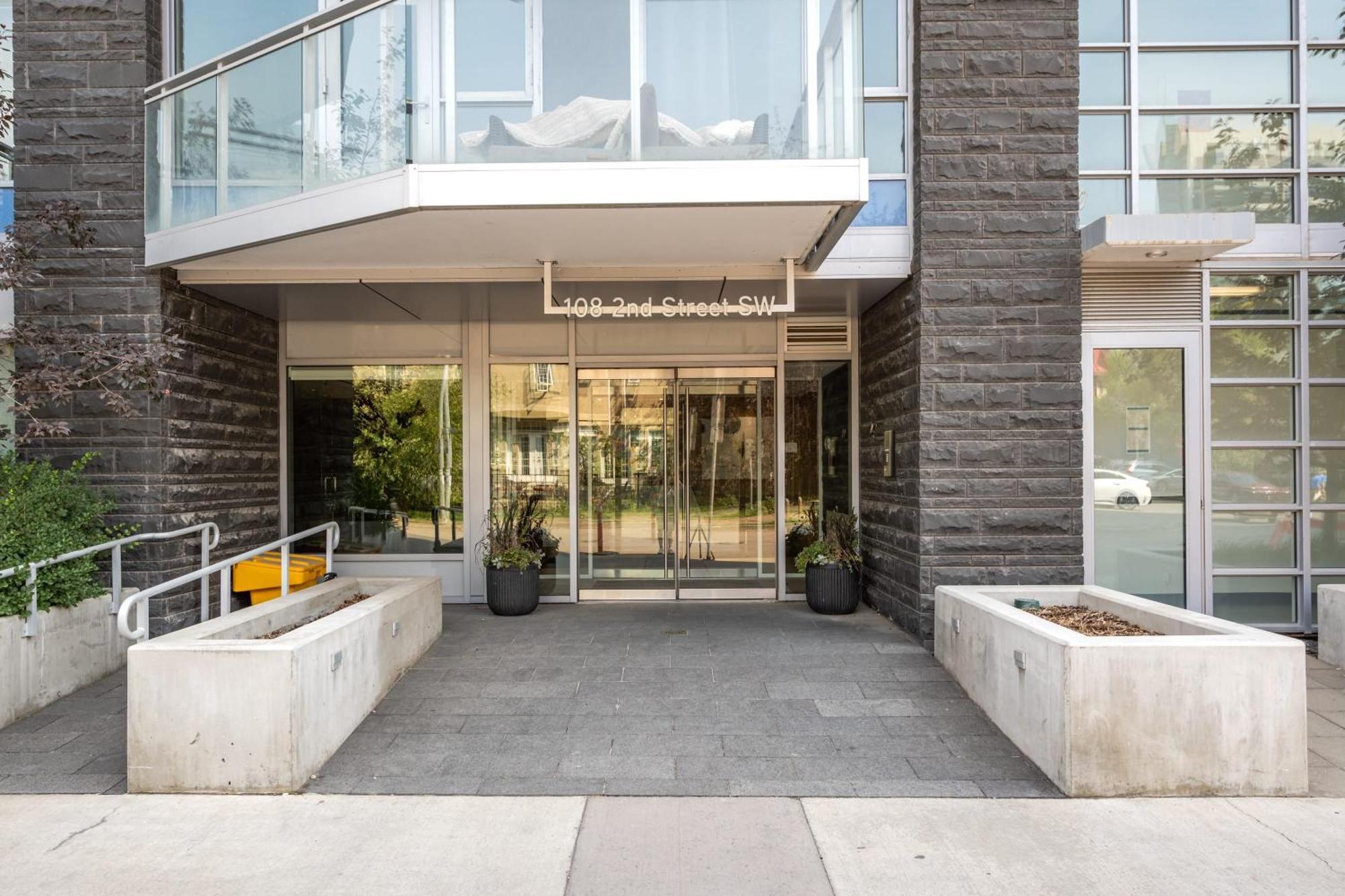 Apartment Guest Favorite Riverside Retreat- Walking Trails, Downtown Near Stampede! Free Banff Pass, Wine, Gym, Parking!