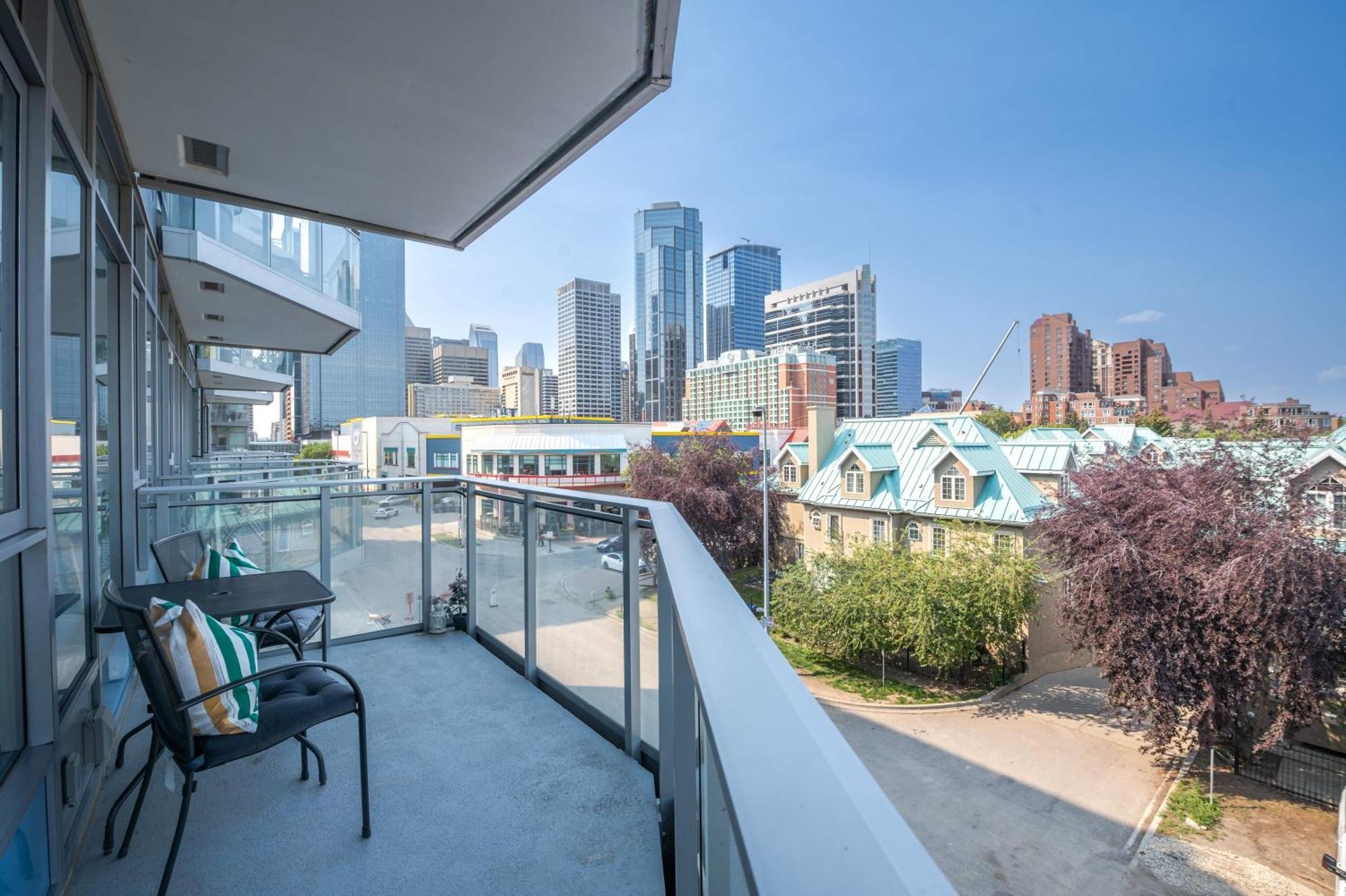 Apartment Guest Favorite Riverside Retreat- Walking Trails, Downtown Near Stampede! Free Banff Pass, Wine, Gym, Parking! *