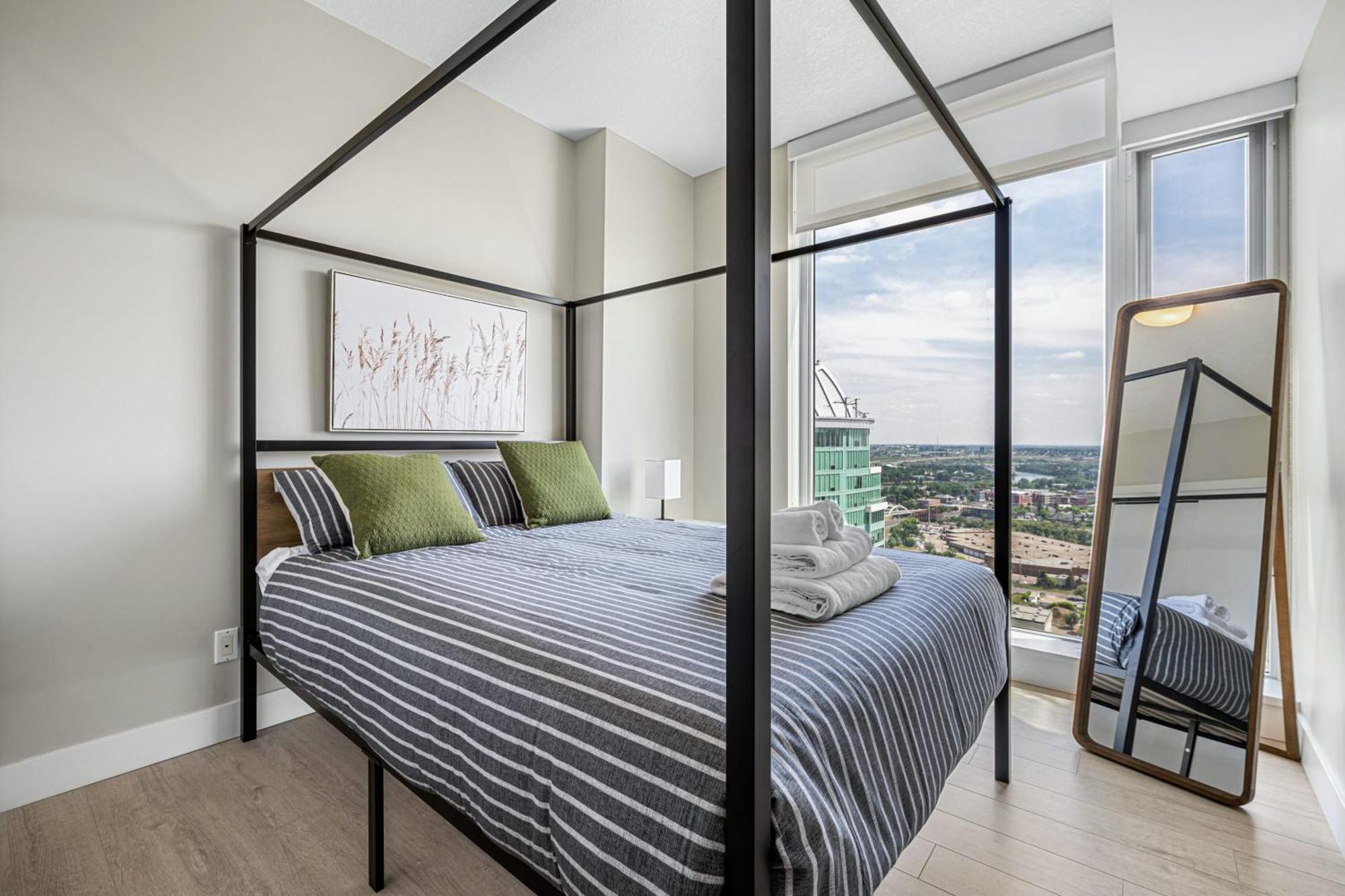 Stampede View Suites: 35th Floor Panorama With Banff Pass Calgary