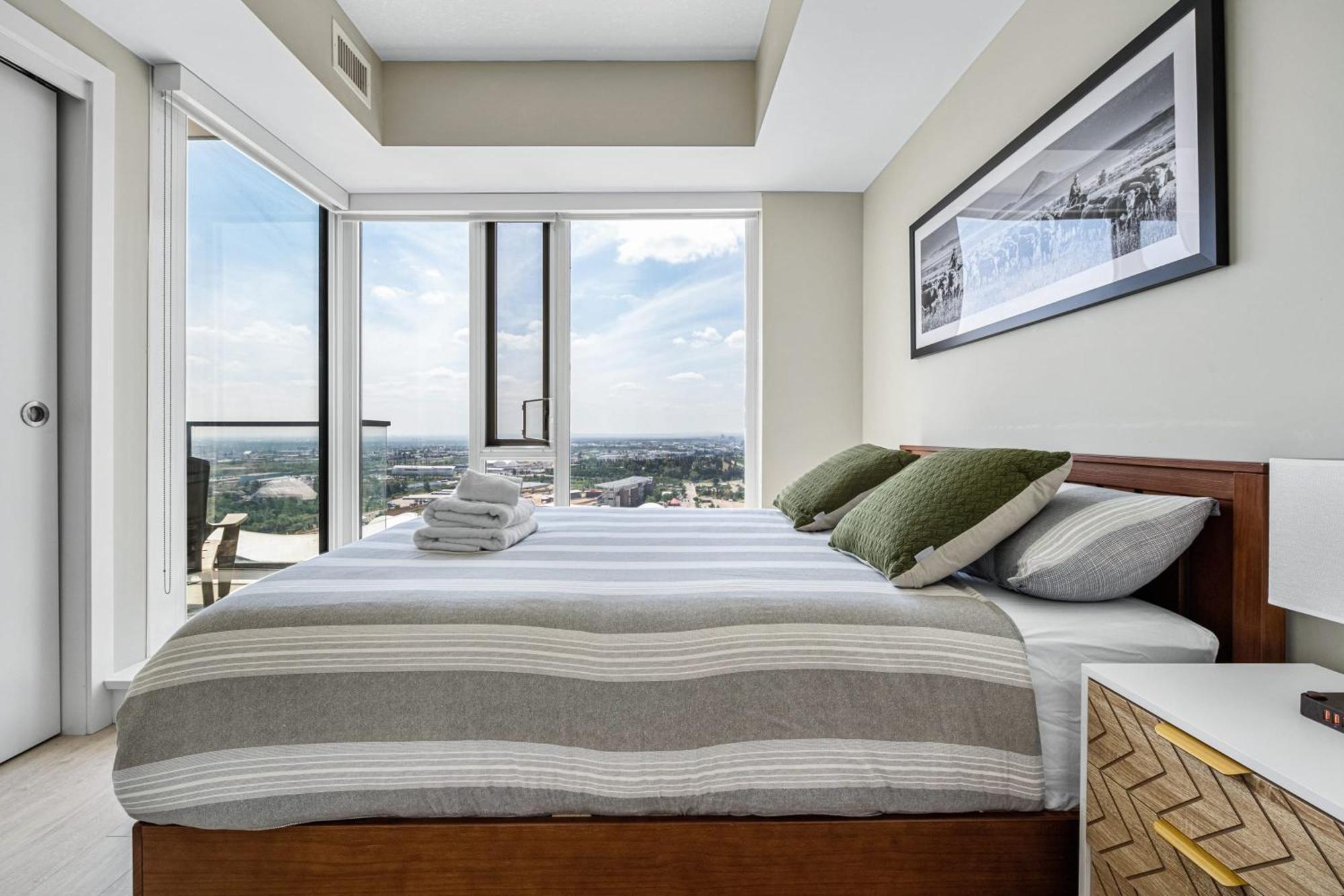 Stampede View Suites: 35th Floor Panorama With Banff Pass *